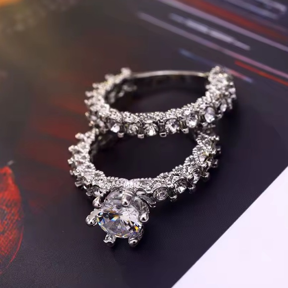 Silver Crystal Engagement Ring Set – Elegant Double Band Bridal
Small size - Picture 5 of 11